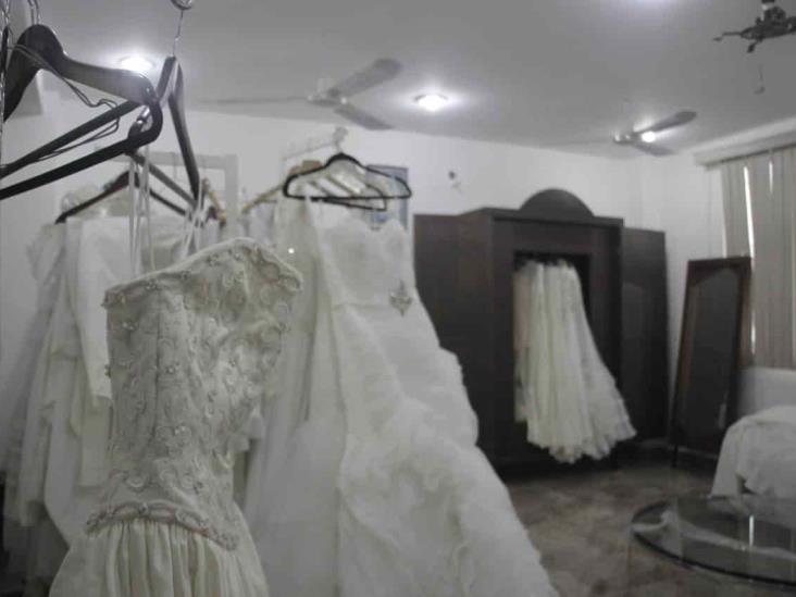 Casa Santa Ana realiza bazar con causa, ofrece vestidos de novia a bajo costo