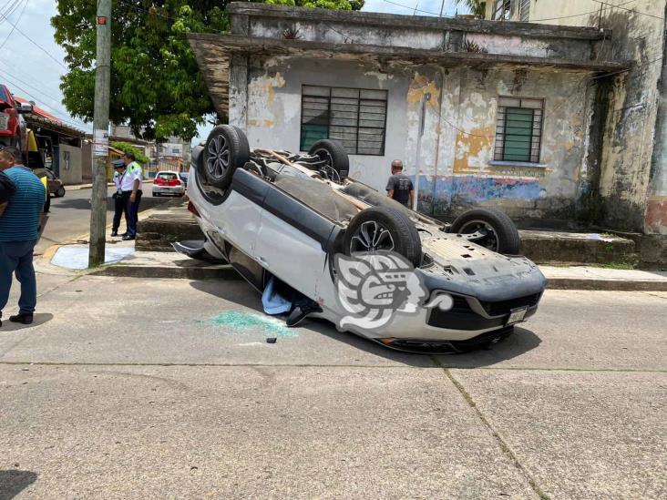 Camioneta quedó sobre su toldo, tras chocar contra taxi en Minatitlán