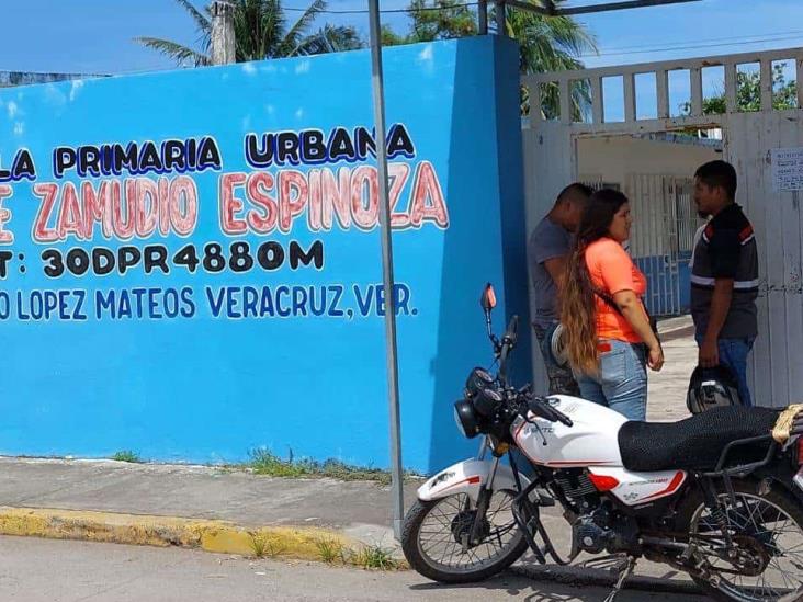 Amagan a personal en primaria de Veracruz, los despojan del dinero de inscripciones