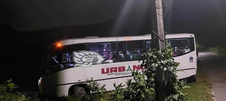 Autobús de pasaje con 25 pasajeros se queda sin frenos en Ixtaczoquitlán