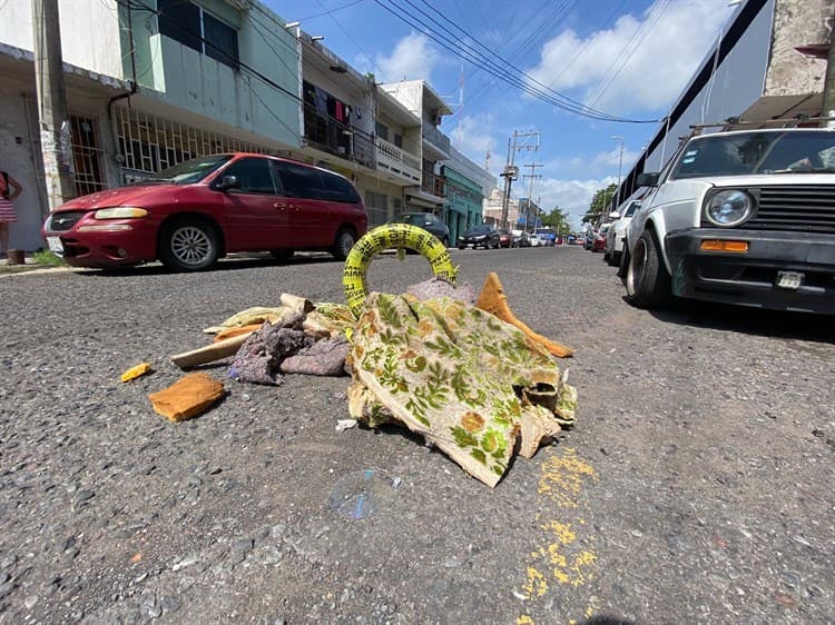 Ciudadanos se las ingenian para tapar baches y hundimientos en calles de Veracruz