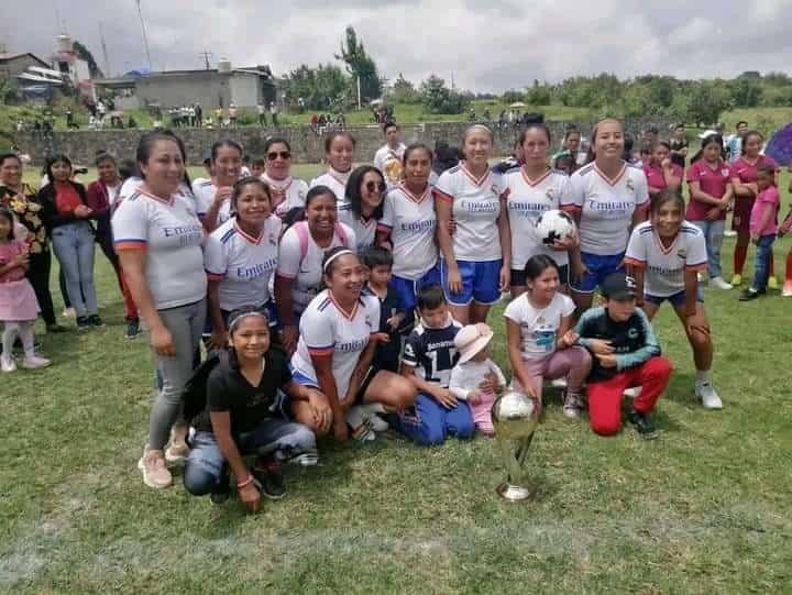 Equipo de futbol femenil FC Calcahualco se lleva la corona