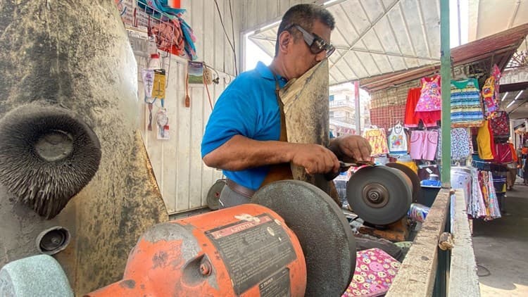 Bartolomé, de los últimos afiladores que permanecen en mercado de Veracruz