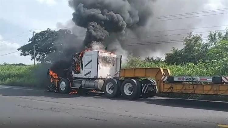Se incendia cabina de tracto camión en Tierra Blanca