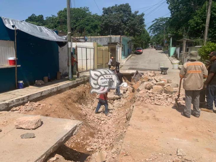 Colapso de calle en Villa Oluta casi deja atrapados a obreros