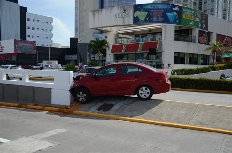 Automovilista se impacta contra muro en el Boulevard Ruiz Cortines(+video)