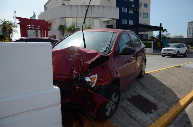 Automovilista se impacta contra muro en el Boulevard Ruiz Cortines(+video)