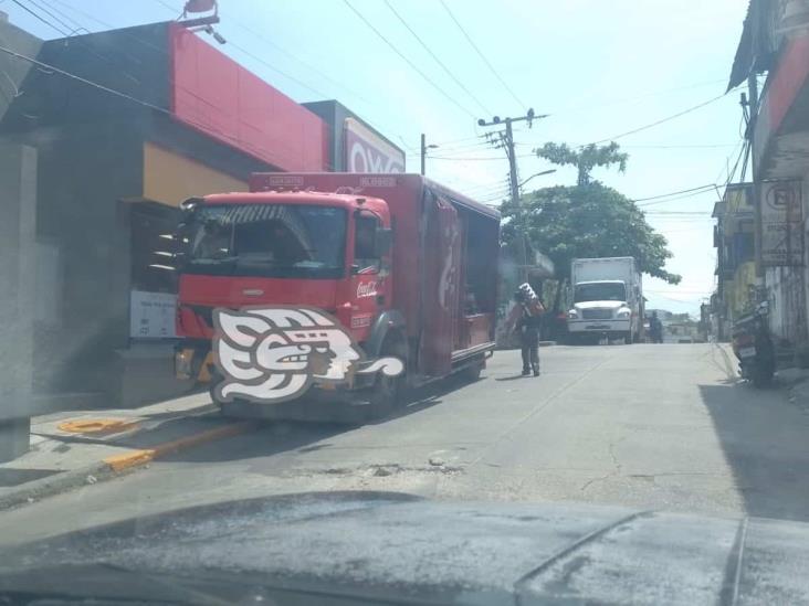 Chóferes repartidores, no respetan horarios de descarga en Agua Dulce