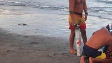 Comerciantes rescatan a joven a punto de ahogarse en playa de Veracruz