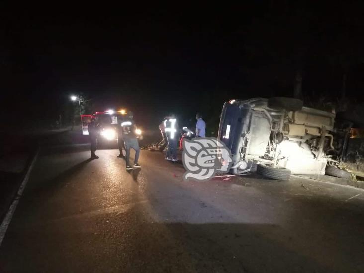 Se registra volcadura de camioneta en la carretera Banderilla-Jilotepec