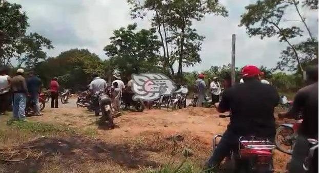 Policía municipal de Playa Vicente genera violencia en bloqueo contra Pemex 