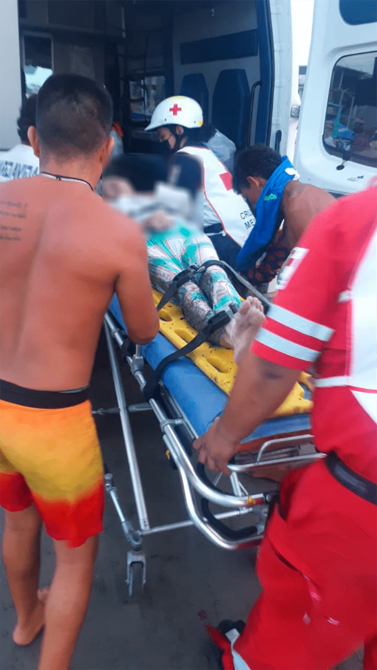 En Veracruz, rescatan a mujer de la tercera edad que estuvo a punto de ahogarse