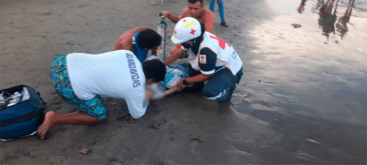 En Veracruz, rescatan a mujer de la tercera edad que estuvo a punto de ahogarse