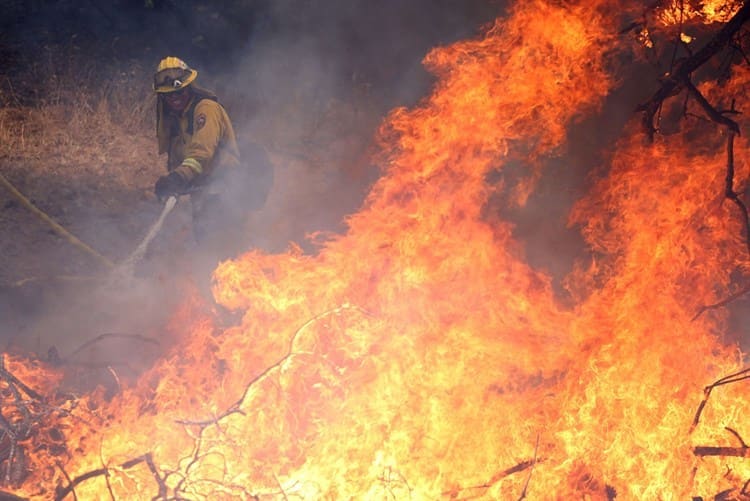 Desalojan a miles de personas por incendio cerca del parque Yosemite, en California