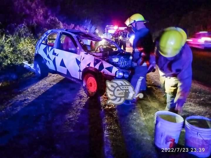 Auto Chevy volcó en el libramiento de Coatepec