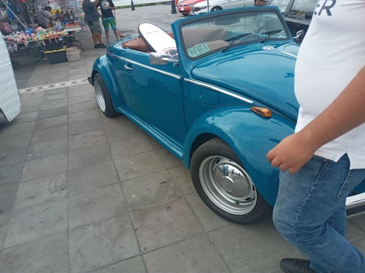Realizan exposición de carros en Veracruz; ´vochos´ llaman la atención de asistentes