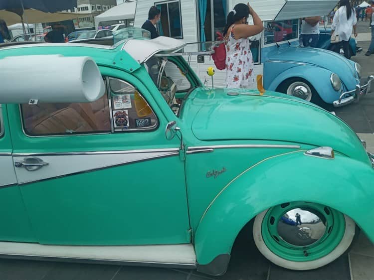 Realizan exposición de carros en Veracruz; ´vochos´ llaman la atención de asistentes