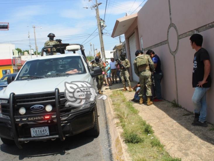 Someten y entregan a la policía a presunto acosador en Coatzacoalcos