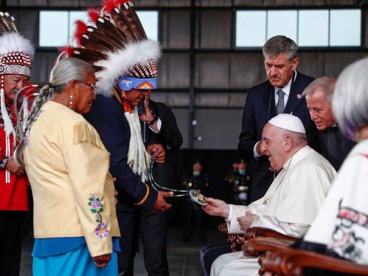 Indígenas de Canadá reciben al papa Francisco