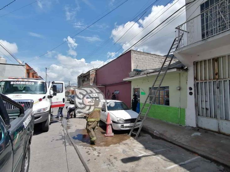 Reportan incendio de vivienda en colonia Modelo de Río Blanco