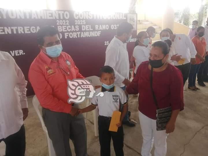 Reconocen excelencia académica de 150 estudiantes en Las Choapas