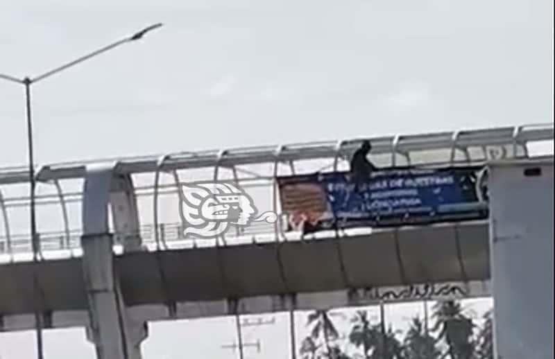 (+Video) Joven intentó aventarse de puente peatonal en Minatitlán
