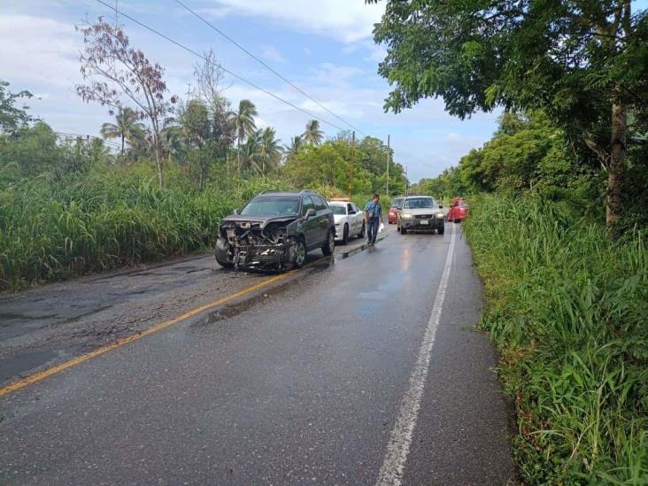 Se impactan dos vehículos por librar baches en la carretera Cosamaloapan – Tuxtepec