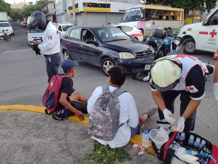 Chocan motociclistas y automóvil en la colonia Pascual Ortiz Rubio; hay 2 lesionados
