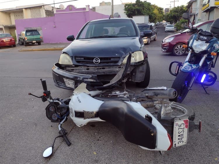 Chocan motociclistas y automóvil en la colonia Pascual Ortiz Rubio; hay 2 lesionados