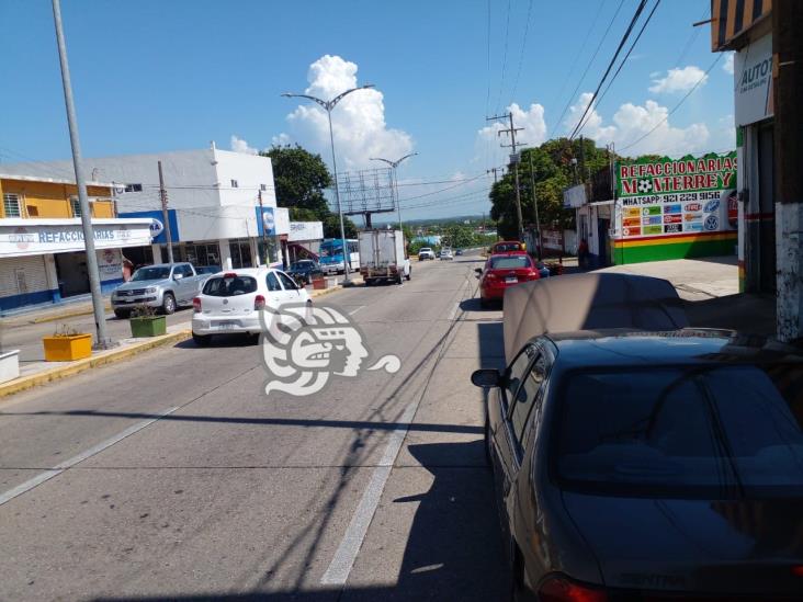 Detienen a dos en Coatzacoalcos tras asaltar a cliente de agencia de autos 