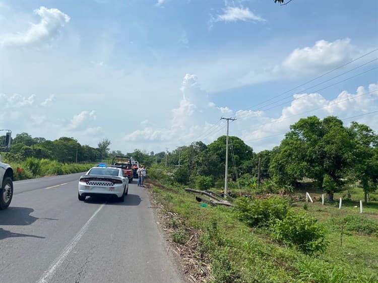 Conductor sale de la carretera en Tierra Blanca con una camioneta que remolcaba