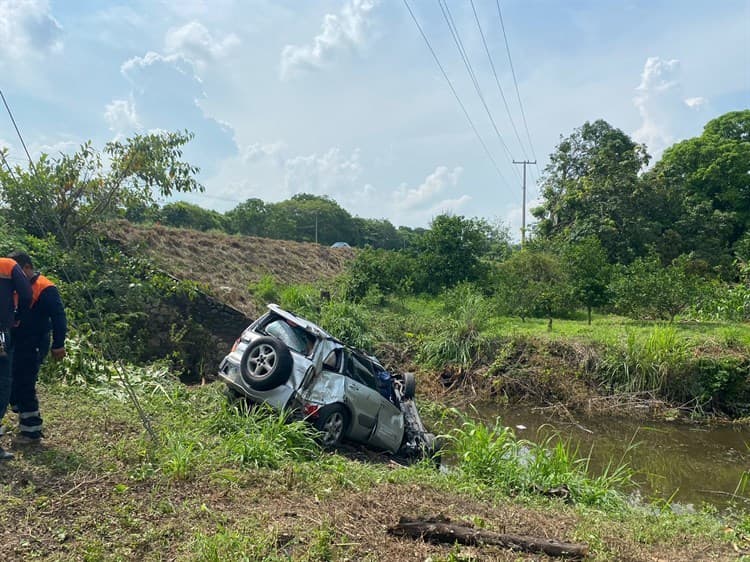 Conductor sale de la carretera en Tierra Blanca con una camioneta que remolcaba