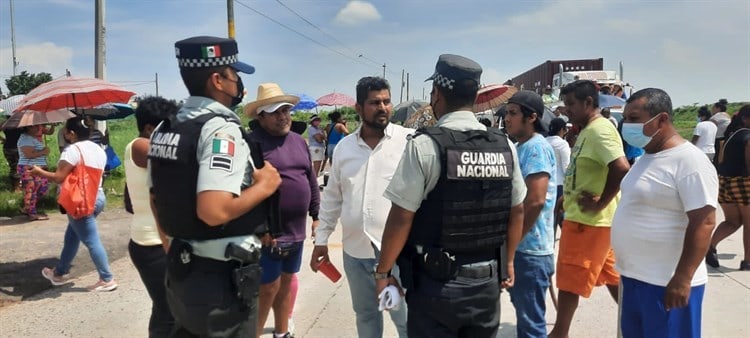 Habitantes de Oasis en Veracruz bloquean el kilómetro 13.5, piden agua y luz(+video)