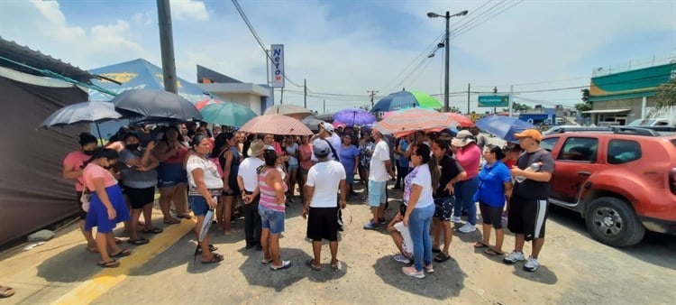 Habitantes de Oasis en Veracruz bloquean el kilómetro 13.5, piden agua y luz(+video)