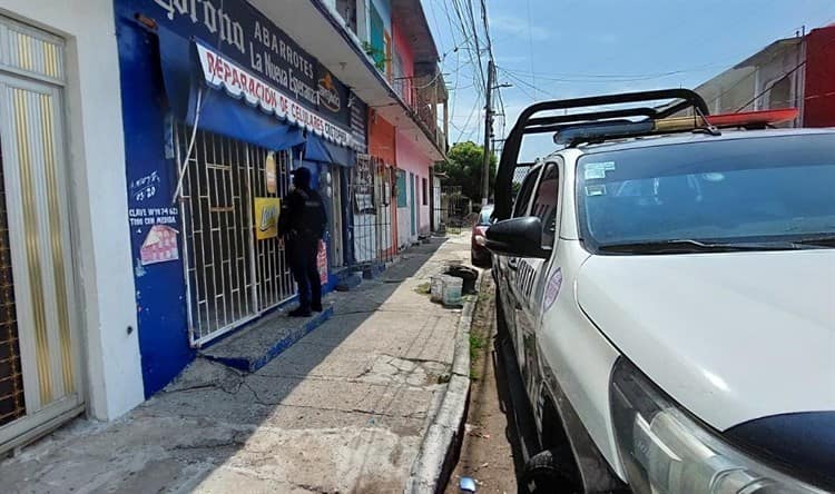 ¡En Veracruz! Ladrón es sorprendido por dueño de negocio, se lo entrega a policías