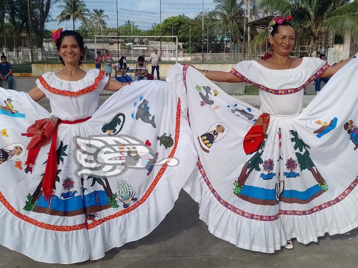 Con “amor y esmero”, presentan el traje típico de Tonalá