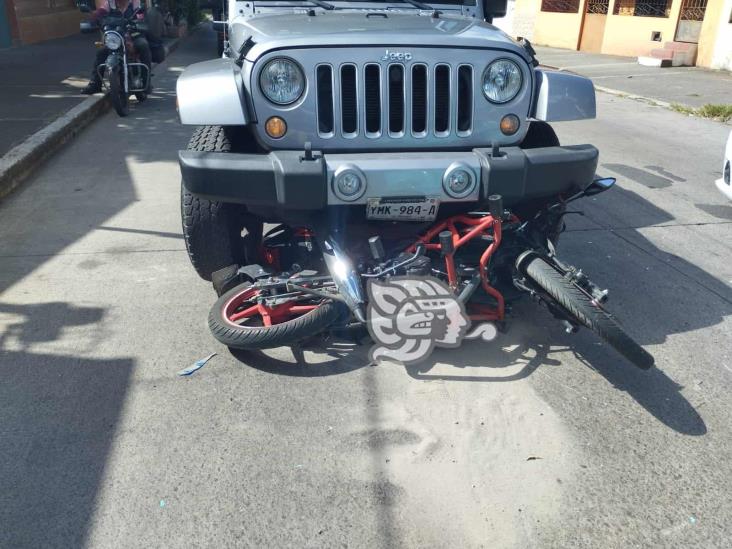 Choque entre Jeep, Volkswagen y moto en Xalapa deja un lesionado