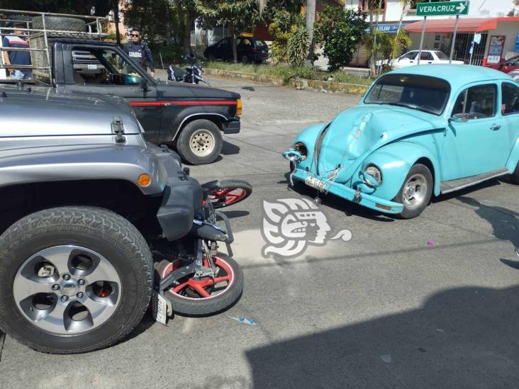 Choque entre Jeep, Volkswagen y moto en Xalapa deja un lesionado