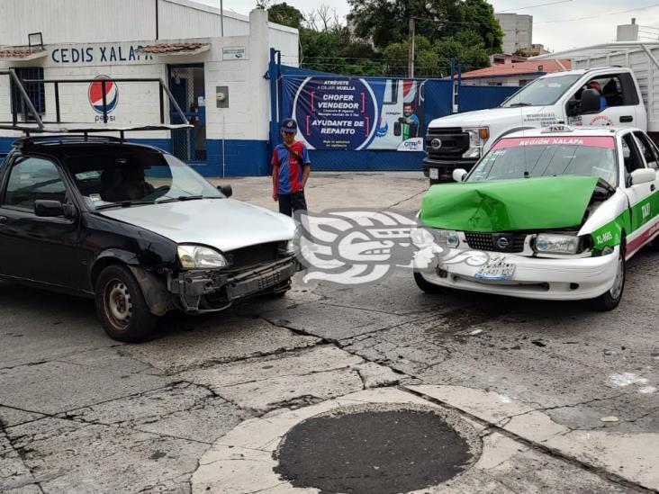 Chocan taxi y camioneta en calles de Xalapa