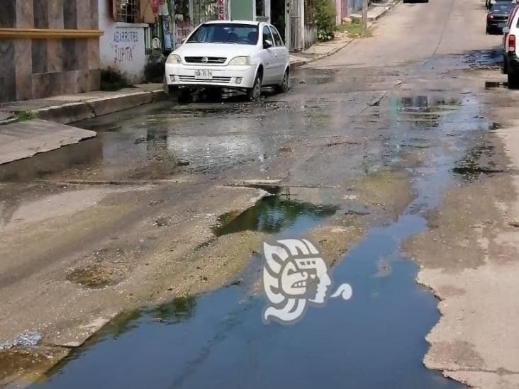 Entre aguas negras vecinos de la Insurgentes Norte, en Minatitlán