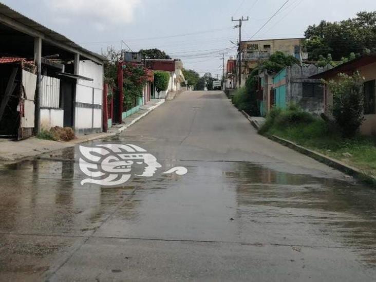 Entre aguas negras vecinos de la Insurgentes Norte, en Minatitlán