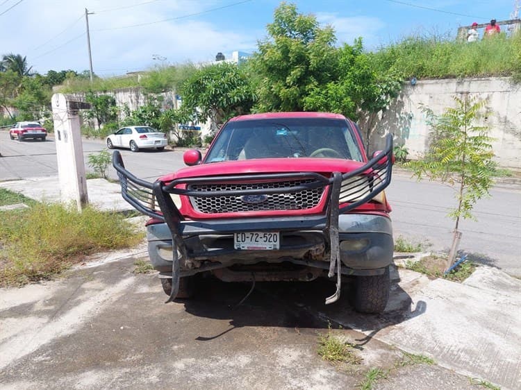 ¡Los frenos! Camioneta que era revisada avanza sola sobre pendiente en Veracruz