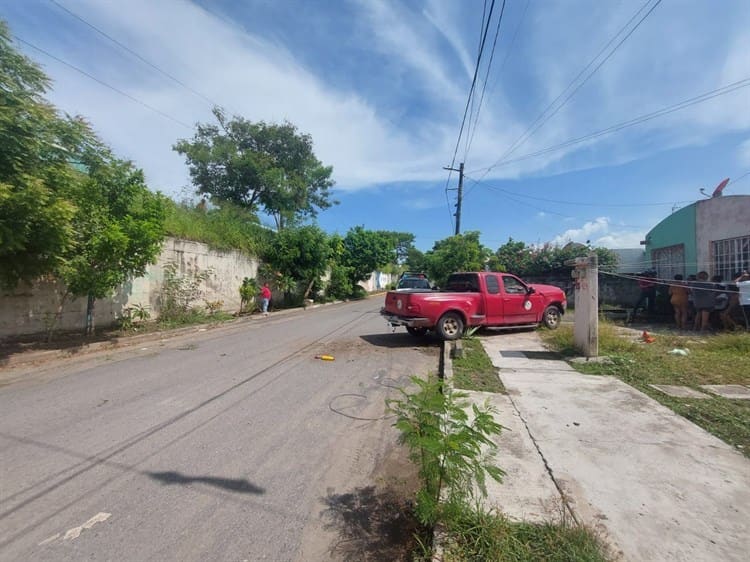 ¡Los frenos! Camioneta que era revisada avanza sola sobre pendiente en Veracruz