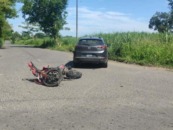 Motociclista resulta herido al chocar con camioneta en carretera a Tierra Blanca