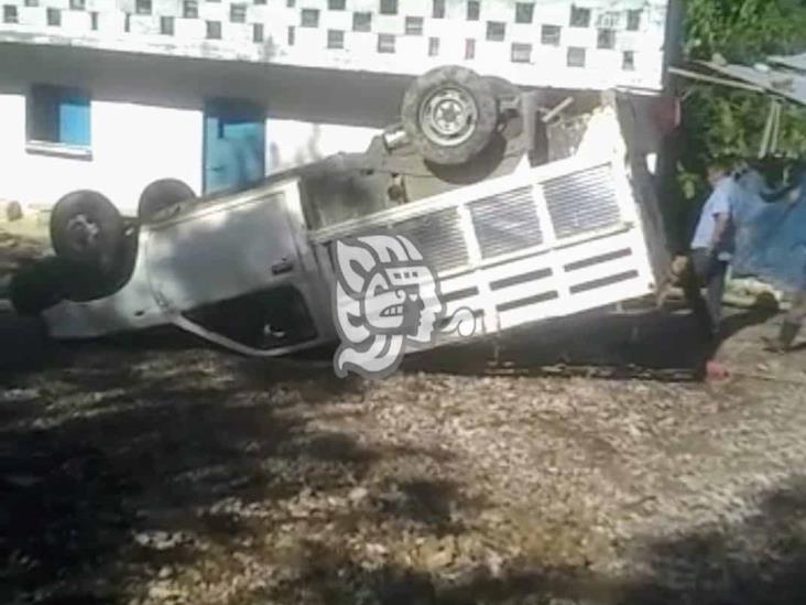 Vuelca camioneta en Ixhuacán de Los Reyes; 9 lesionados
