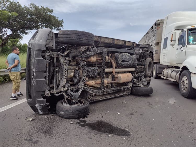 ¡Se vuelcan! Familia a bordo de camioneta sufre accidente en Paso del Toro-Santa Fe