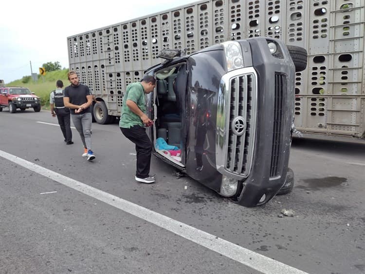 ¡Se vuelcan! Familia a bordo de camioneta sufre accidente en Paso del Toro-Santa Fe