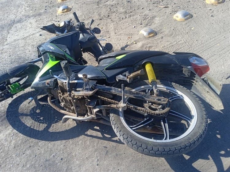 Automovilista atropella a jóvenes en sus motocicletas en Tierra Blanca