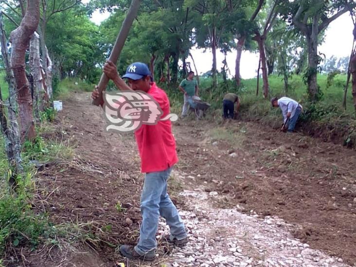Piden reparar terracería en Misantla; ‘ni con la grava ayudan’