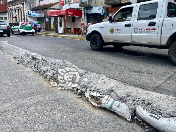 Tope mal hecho en calle de Xalapa pone en riesgo a automovilistas y peatones